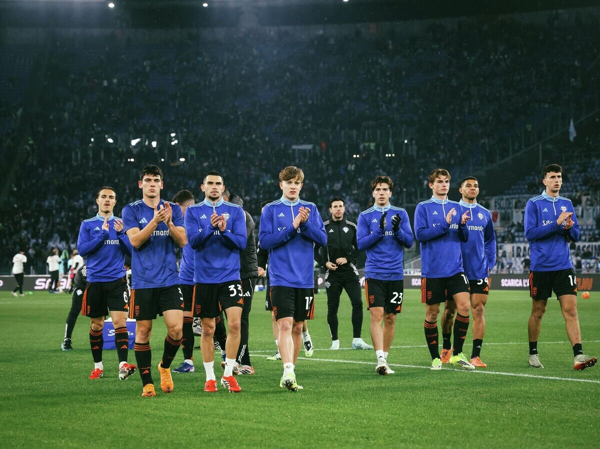    Футболисты "Комо" перед матчем Серии А против "Лацио" | © Фото : Соцсети футбольного клуба "Комо"