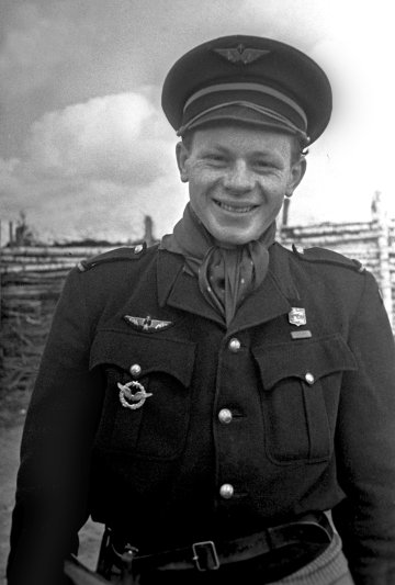 Ролан де ля Пуап, летчик французской эскадрильи "Нормандия-Неман" - Герой Советского Союза. После окончания войны некоторое время проходил службу в ВВС Франции, окончательно демобилизовался в 1949 году. Занялся бизнесом, став успешным предпринимателем и изобретателем. Поддерживал дружеские отношения с советскими однополчанами и участвовал в различных советско-французских мероприятиях, посвящённых авиасоединению. Умер 23 октября 2012 года в Сан-Тропе (департамент Вар) на 93-м году жизни.