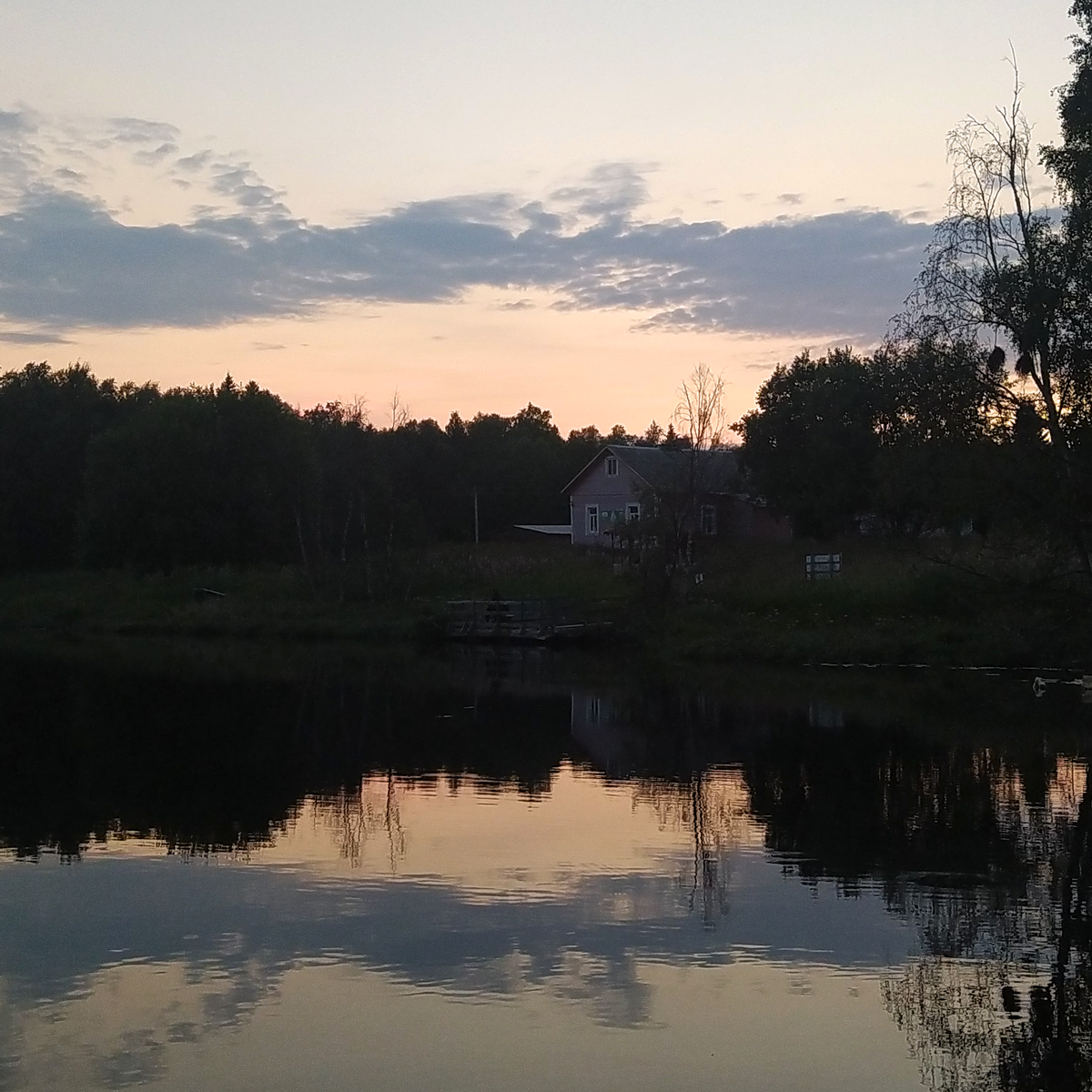 База отдыха "Хутор Варяжский" на берегу Варяжского озера. На часах около 12 ночи. Купаемся. Фото автора