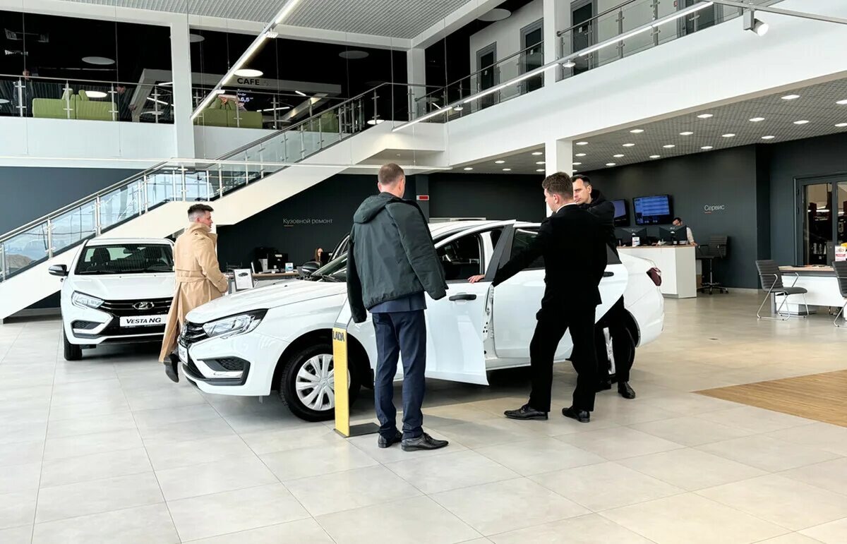 Автосалоны больше не продают машины. Они продают нам чувство вины и ложную выгоду