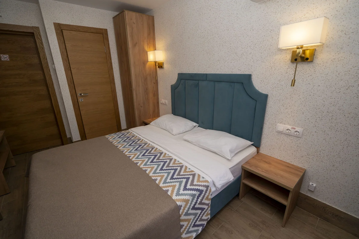 ☀️ Семейный ЛЕТНИЙ отдых у моря в Оздоровительном комплексе «Мореин» Подарите себе и близким настоящее лето у Чёрного моря — тёплое, спокойное и наполненное радостными моментами. Здесь дни проходят в удовольствии, дети счастливы, а взрослые наконец-то отдыхают по-настоящему. «Мореин» — идеальное место для летнего семейного отдыха: дети заняты и в восторге, родители наслаждаются морем, солнцем и комфортом. 🌴 Лето, которое запомнится В течение всего сезона для гостей создаётся яркая курортная атмосфера: ✨ анимация и развлечения для детей ✨ активные и спокойные программы для взрослых ✨ вечерние мероприятия и живая атмосфера курорта ✨ море, солнце, свежий воздух и вкусные летние дни Здесь легко быть вместе, радоваться простым моментам, создавать семейные воспоминания. 🐬 Почему семьям у нас особенно нравится ✔ Два подогреваемых бассейна — комфортное купание весь сезон ✔ Свой частный пляж с лежаками и зонтиками ✔ Развлекательная программа для детей и взрослых ✔ Просторная, красивая зелёная территория ✔ Детская площадка ✔ Мягкий морской климат и целебный воздух ✔ Закрытая охраняемая территория — спокойно и безопасно У детей каждый день наполнен движением и открытиями, у родителей — отдыхом, солнцем и долгожданной перезагрузкой. 🛌 Проживание • Комфортабельные номера • собственный санузел (фен. полотенца, гигиенические принадлежности) • круглосуточная горячая вода • ТВ, Wi-Fi • терраса или балкон с видом на зелёную территорию Комфортно, спокойно и по-домашнему уютно. 🌿 На территории комплекса • два подогреваемых бассейна • детская площадка • теннисный корт • зона барбекю • анимация для детей и взрослых • закрытая охраняемая территория В пешей доступности — пляж, набережная, рынок, кафе, магазины и центр Джубги. Аквапарк и дельфинарий. ✅ В проживание включено • проживание • уборка номера • посещение бассейнов • детские и спортивные зоны • частный пляж с лежаками и зонтиками ⭐ Дополнительно • питание (по желанию) можно заказать на ресепшн (завтрак. обед. ужин).
