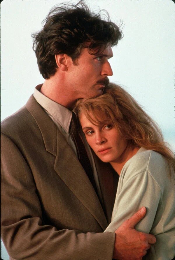 Главные герои - Мартин Берни и Лора Берни, супруги. Можно обратить внимание на внешнюю близость и внутреннюю остраненность Лоры на этих фотографиях.