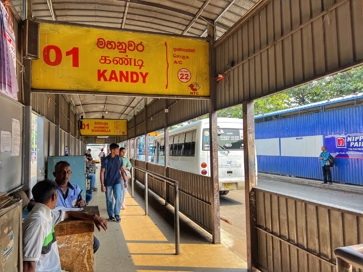 Автовокзал в Коломбо. Фото автора 