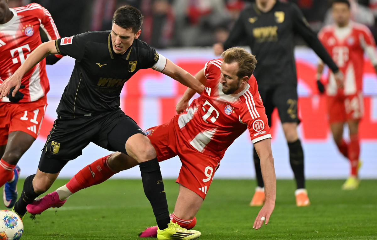    Защитник "Аугсбурга" Кевен Шлоттербек и нападающий "Баварии" Гарри Кейн   Sebastian Widmann/Getty Images