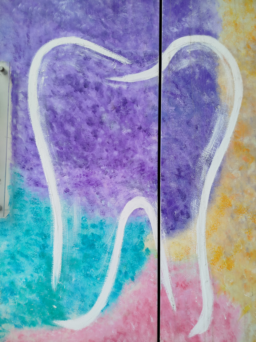 Граффити на стене стоматологии.