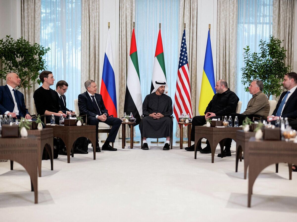    Президент ОАЭ шейх Мохаммед бин Заид Аль Нахайян принимает глав делегаций, участвующих в трехсторонних переговорах между США, Россией и Украиной в Абу-Даби | © REUTERS / Hamad Al Kaabi/UAE Presidential Court