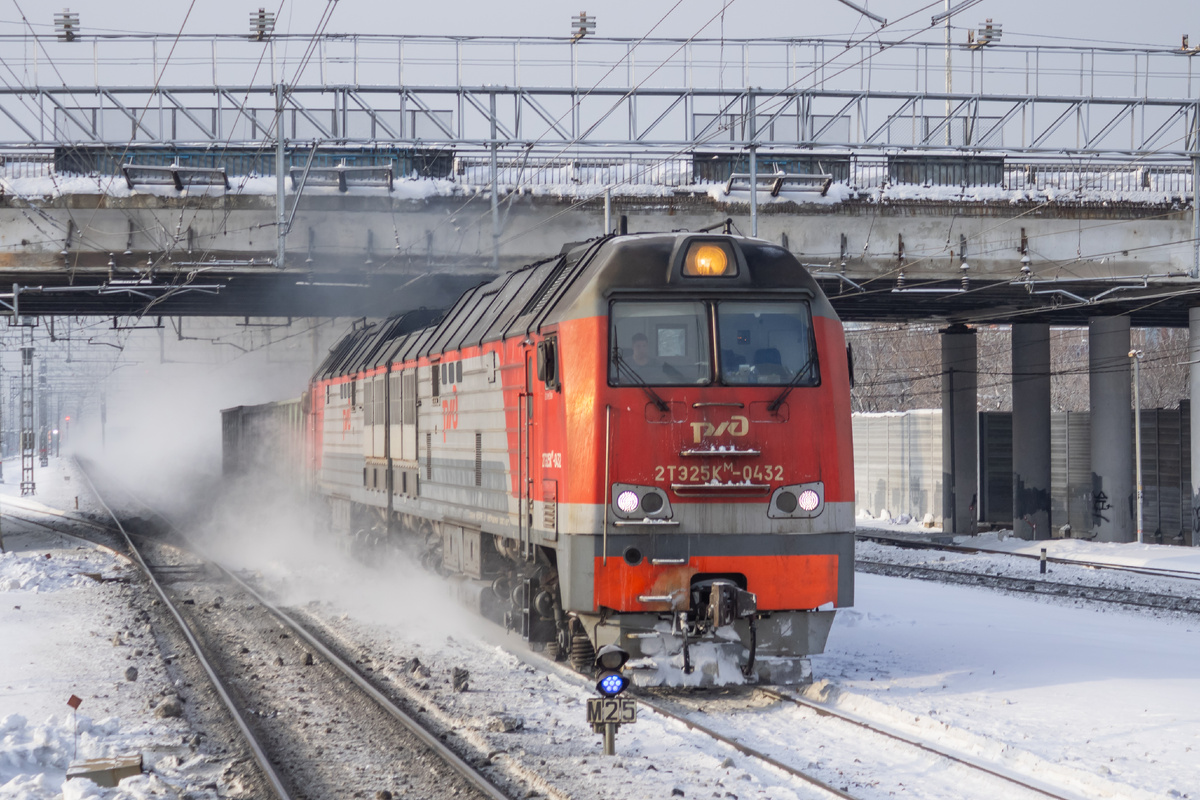 Тепловоз 2ТЭ25Км-0432 с грузовым поездом