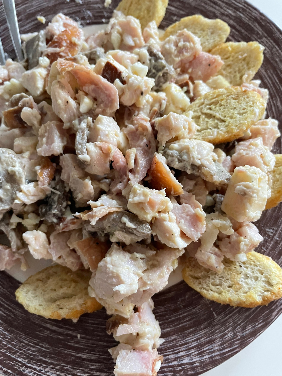 Сухарики положила для красоты, но они и по вкусу пришлись кстати. Еще немного горчицы добавила, я люблю острый вкус.