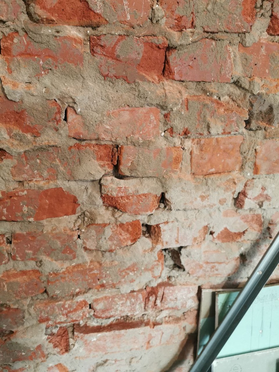 Кривая кладка с дырами