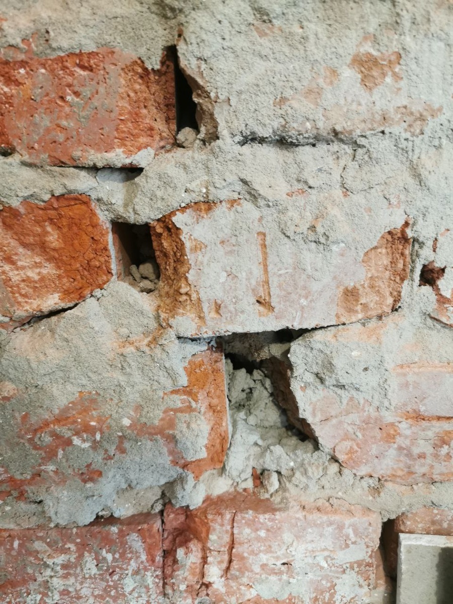 Дыры в кладке просто огромные