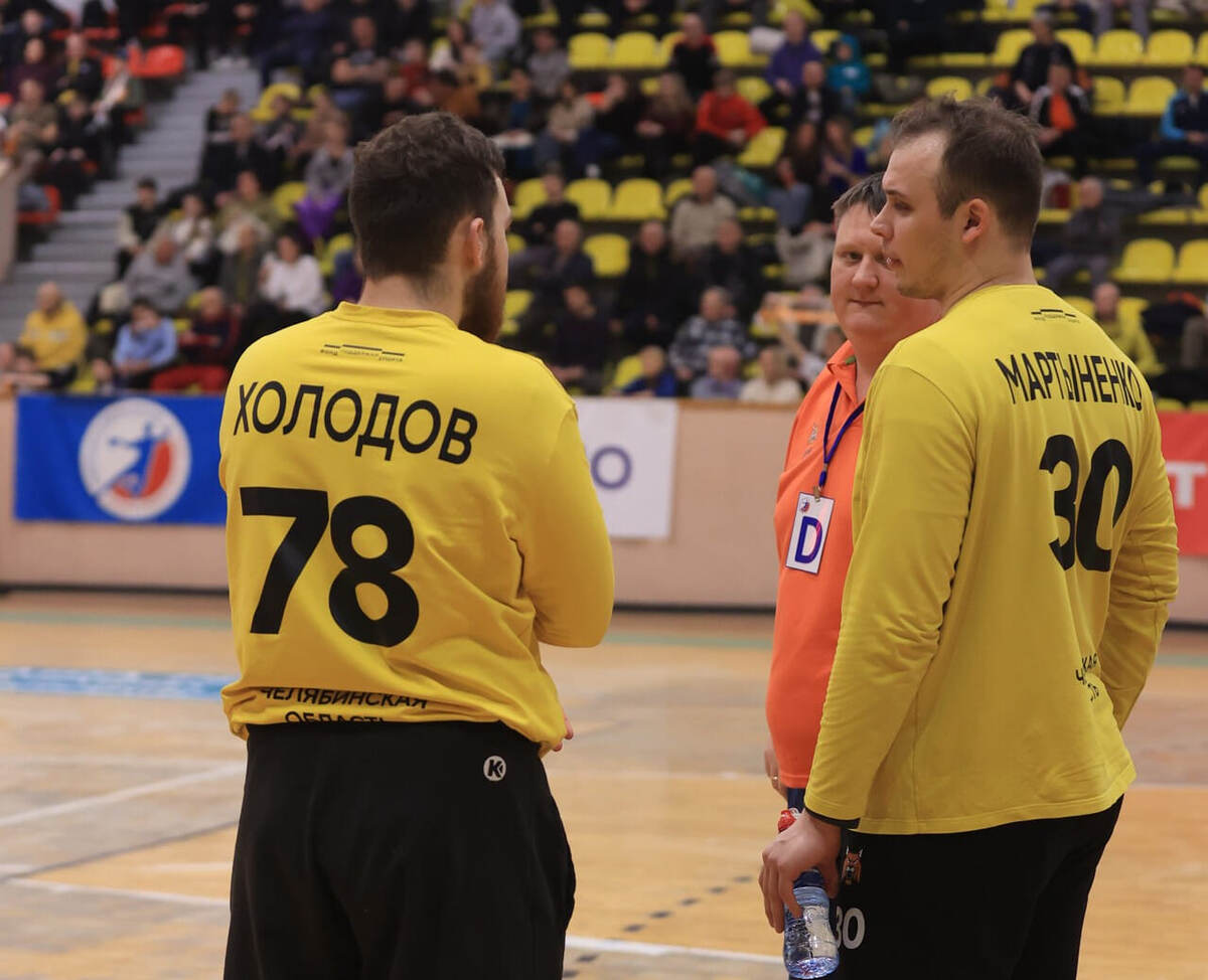    Стражи ворот уральцев под присмотром бывшего коллеги Евгения Лысакова, ныне массажиста "Динамо-Сунгуля"