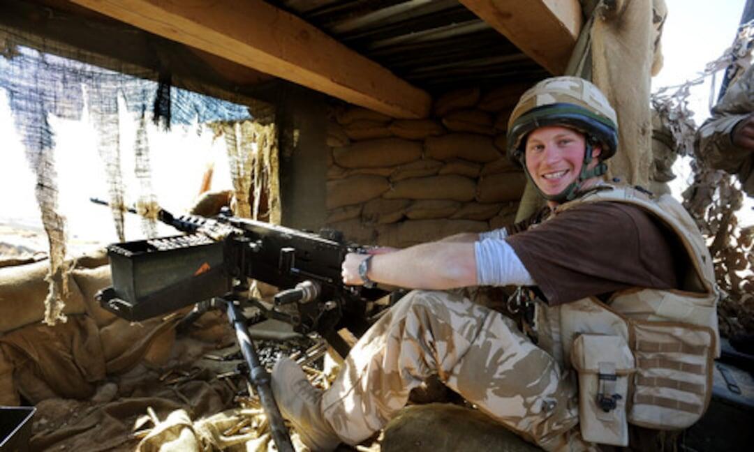 Фото из сети Интернет. Принц Гарри держит в руках пулемет 50-го калибра на наблюдательном пункте недалеко от передовой оперативной базы Дели в Афганистане, 2 января 2008 года