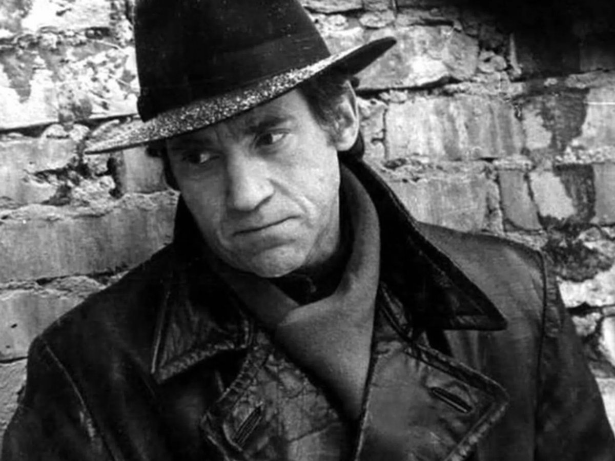     Владимир Высоцкий ушел рано, но его стихи и песни продолжают жить и сегодня