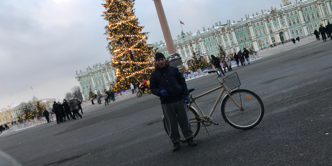 Откопал велосипед, проехался в центр города. Был у ёлки на Дворцовой, пышечной и кофе с молоком