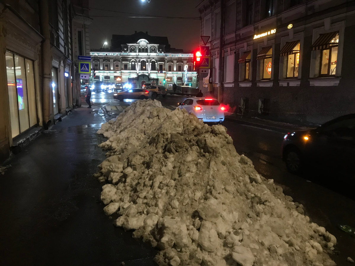 В переулках встречаются вот такие сугробы