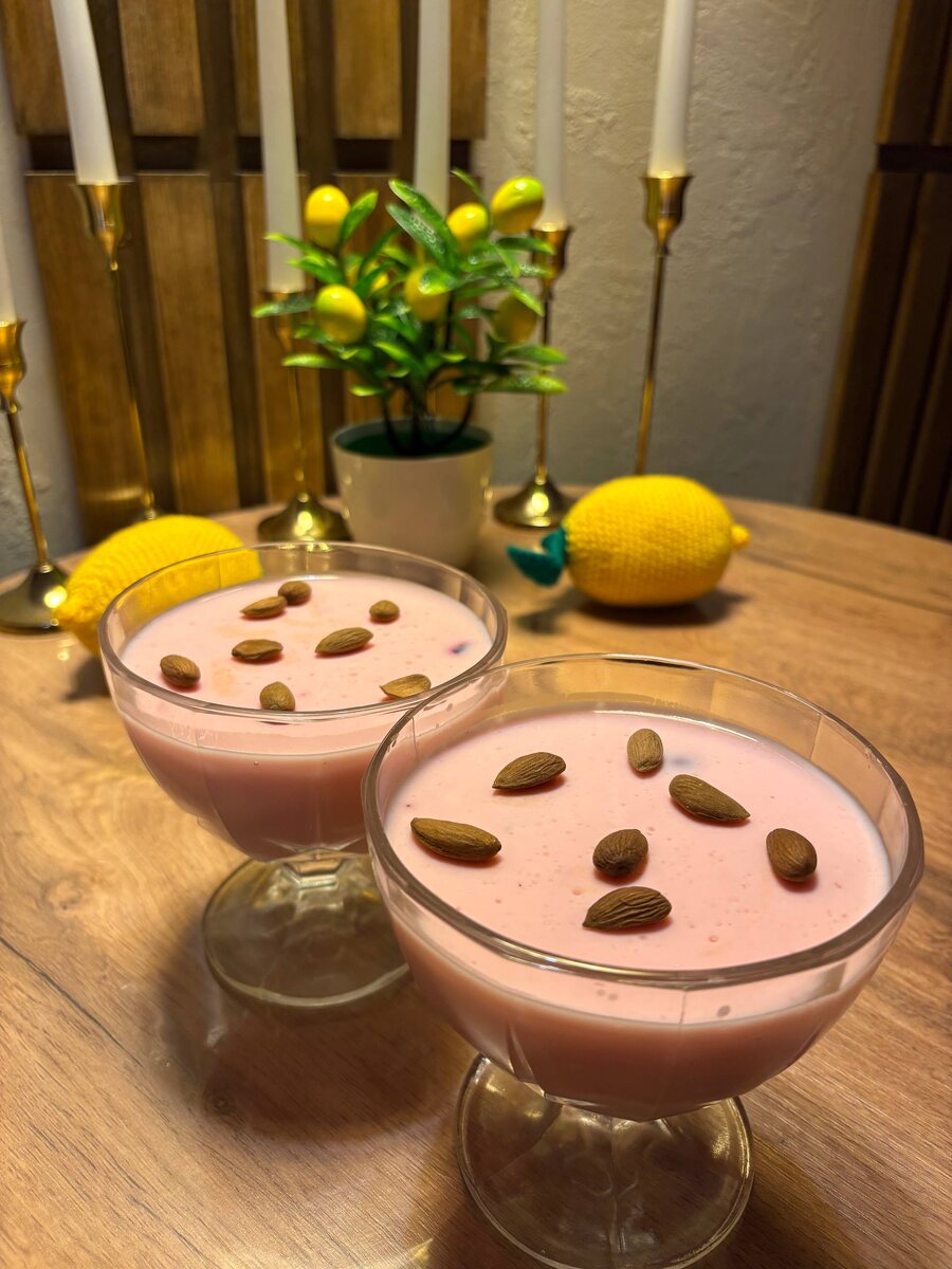 Желатиновый десерт на йогурте с миндалём