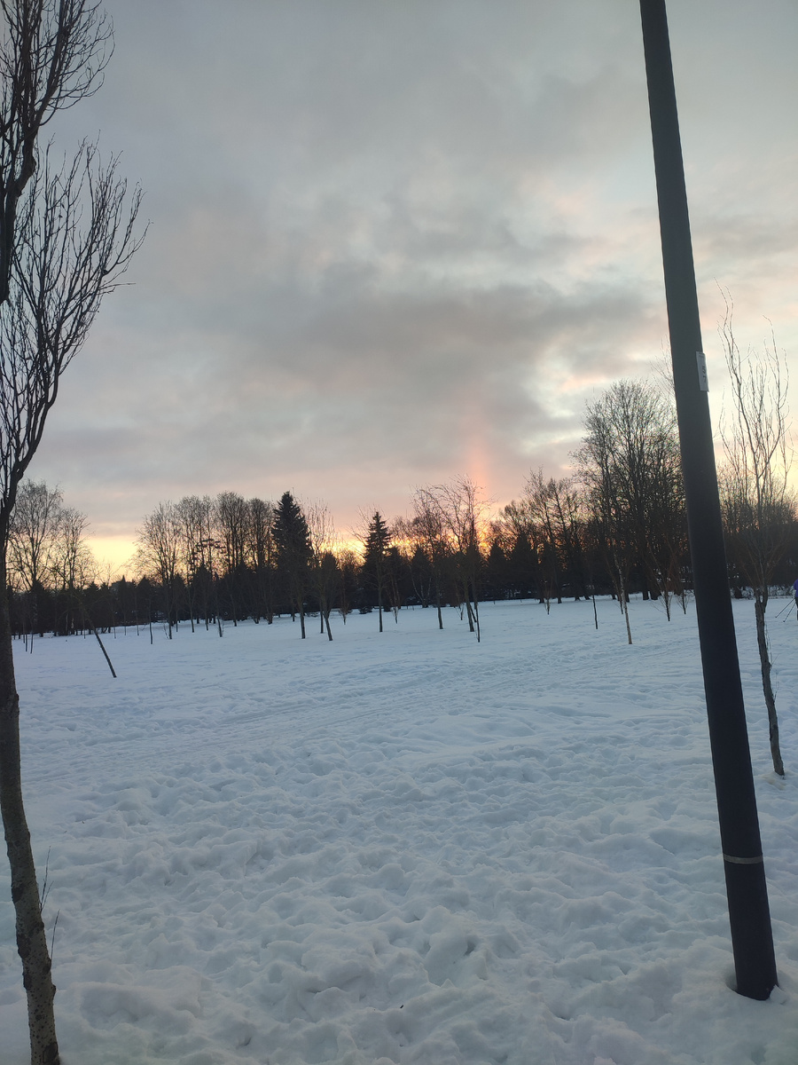 Светящийся столб в небе.. Гуляли сегодня и сфотографировала ..в жизни ярче и лучше , конечно.