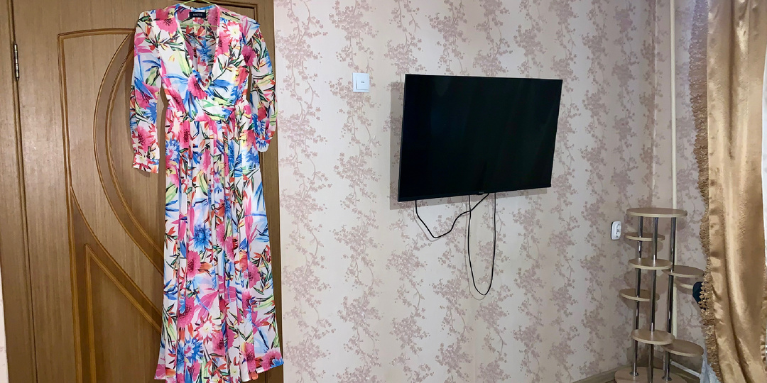 Шикарное платье с недочетами - вырез до пупка и неровный подол