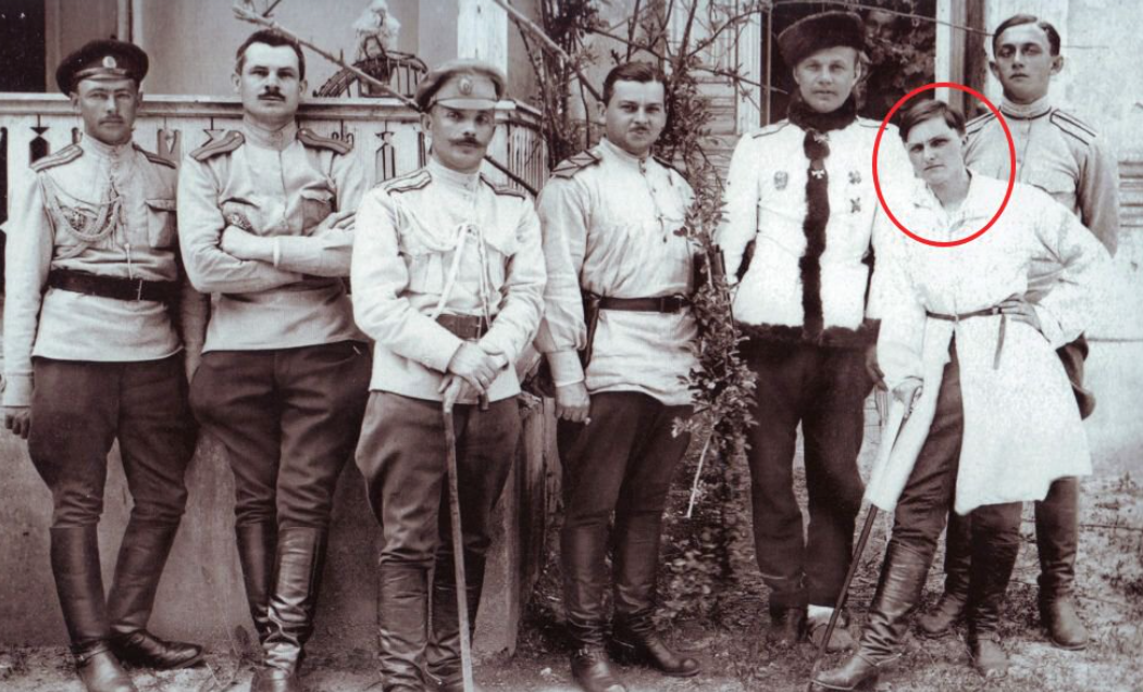 Нина Нечволодова обведена красным кругом, Слащёв стоит рядом в кубанке. Источник - https://rodina-history.ru/2022/09/19/gibel-generala-slashcheva-rasplata-za-okaiannye-gody.html