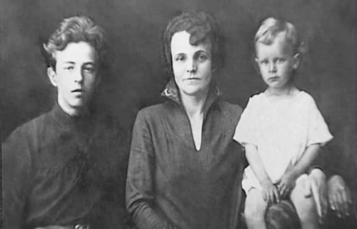 Георгий Свиридов с матерью и братом Вячеславом