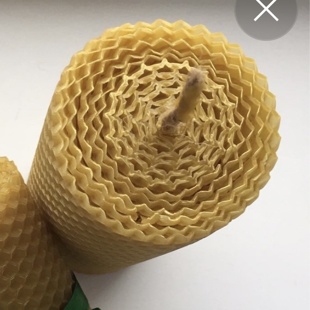 Тут мы видим два абсолютно разных среза. По центру - свежий срез вощины, а по краю фабричный. На функционал это не влияет, а вот на эстетику ещё как.  