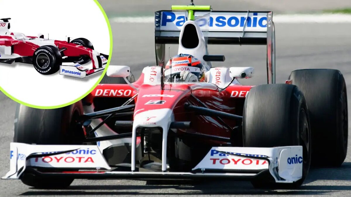 Toyota TF109 в гонке в сравнении с ее стартовым изображением