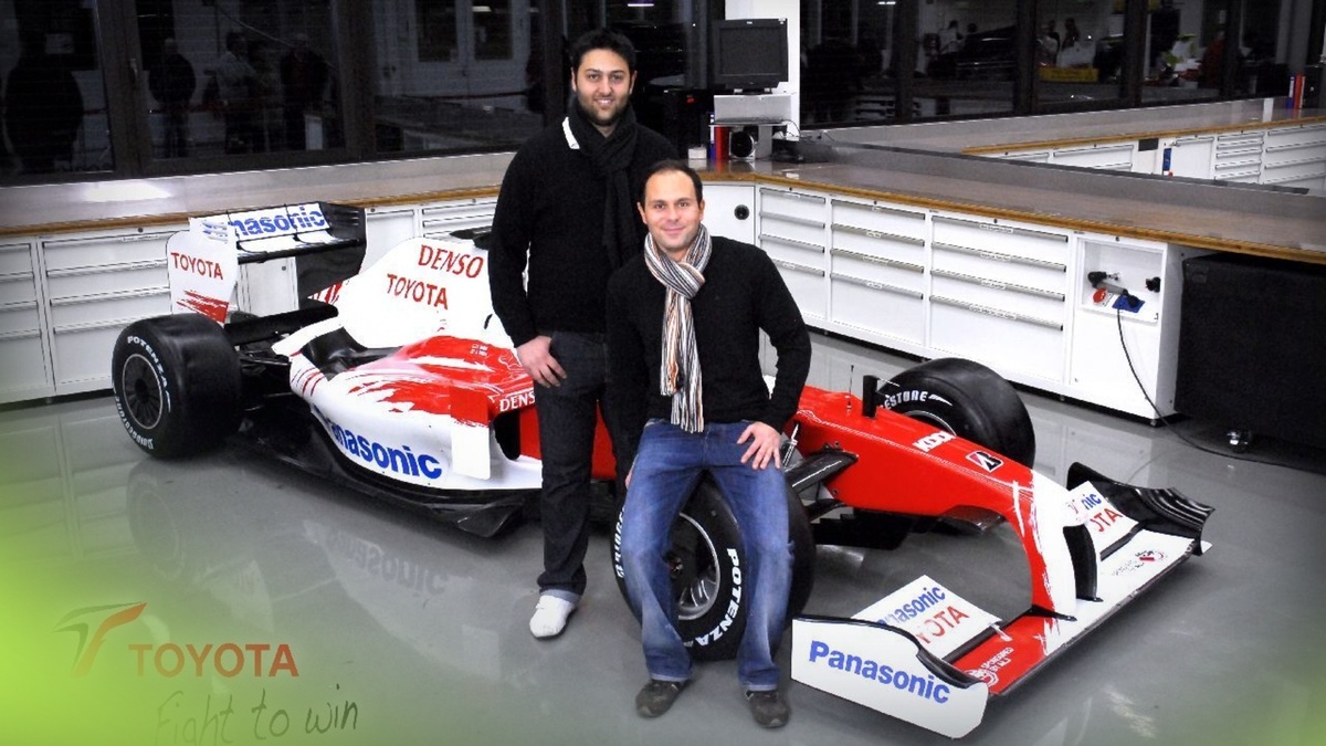 Доктор Сэмми Диасинос (стоит) у автомобиля Toyota TF109