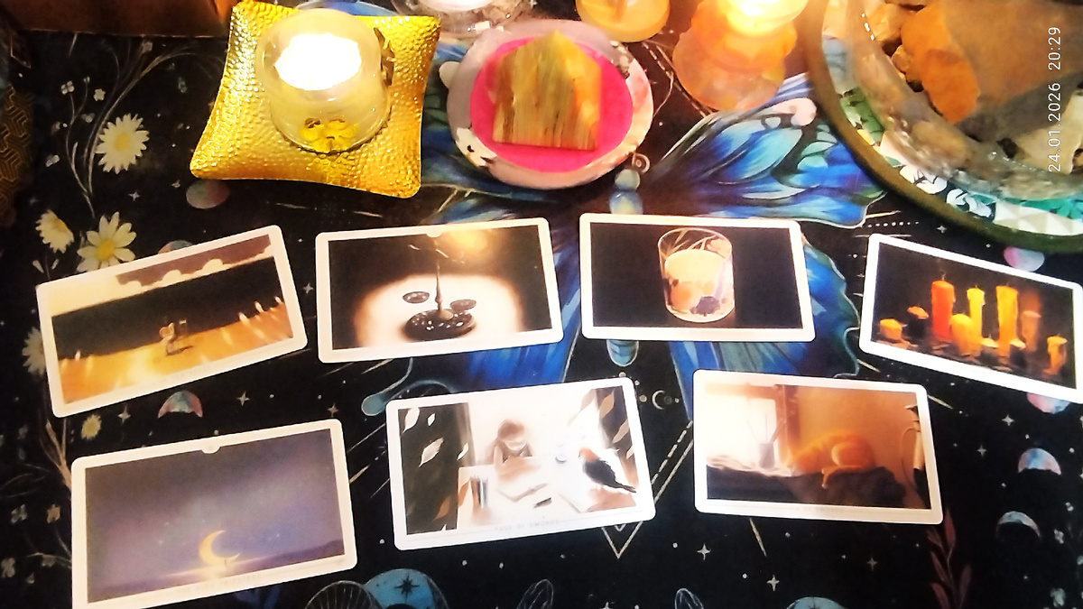 4 пентаклей, Правосудие, Туз жезлов, 10 жезлов, Луна, паж мечей, 4 мечей. 