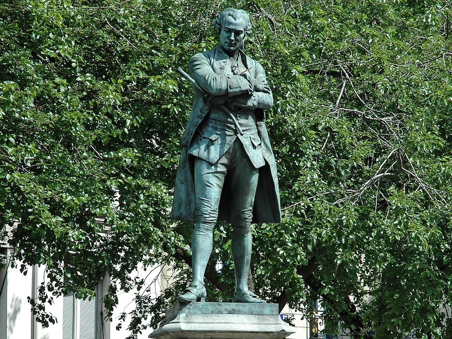 Памятник Пьеру Бомарше в Париже