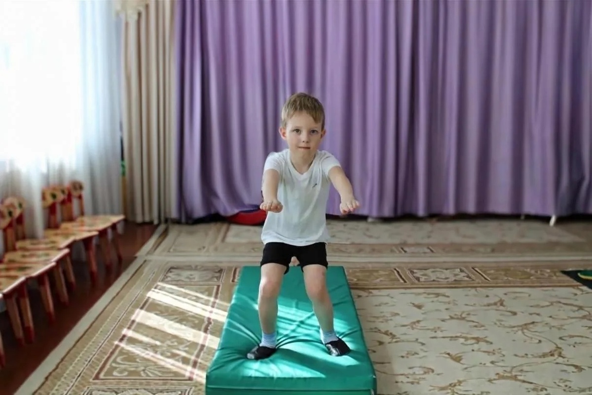 Мальчик в садике