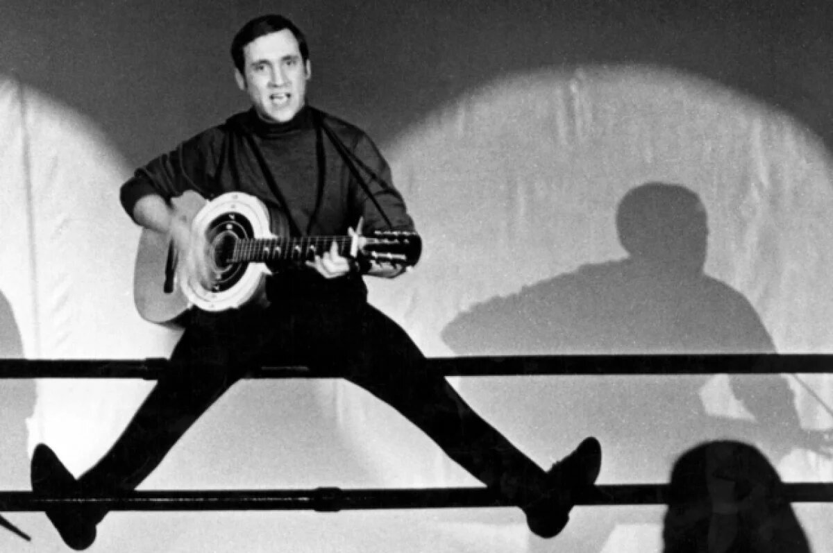    Владимир Высоцкий в спектакле «Ухаживайте за своим лицом».