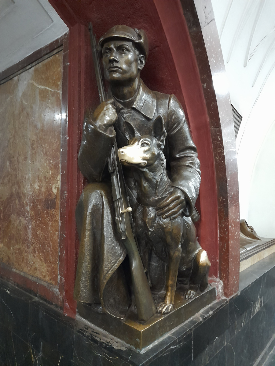 Пограничник с собакой с натёртым носом