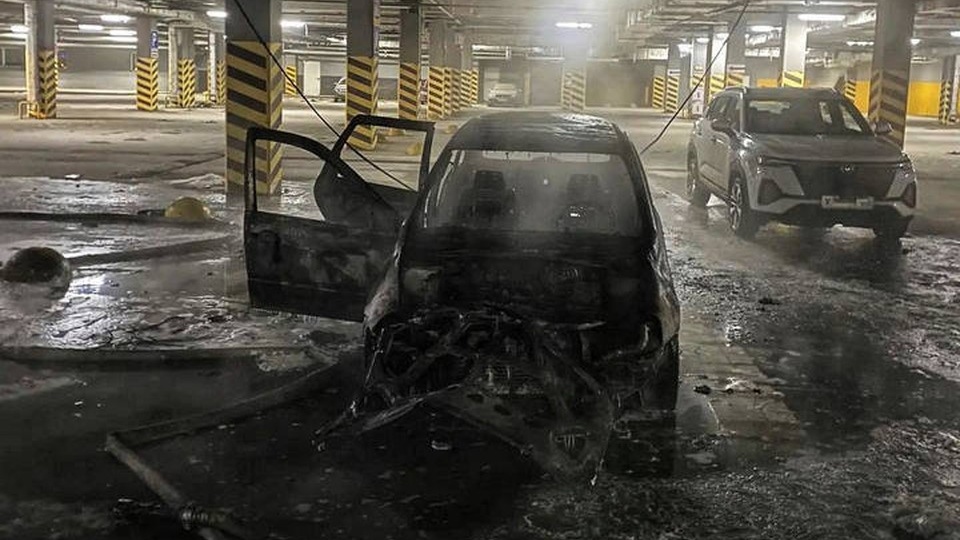 В Уфе на подземной парковке гипермаркета сгорела «Лада Калина»