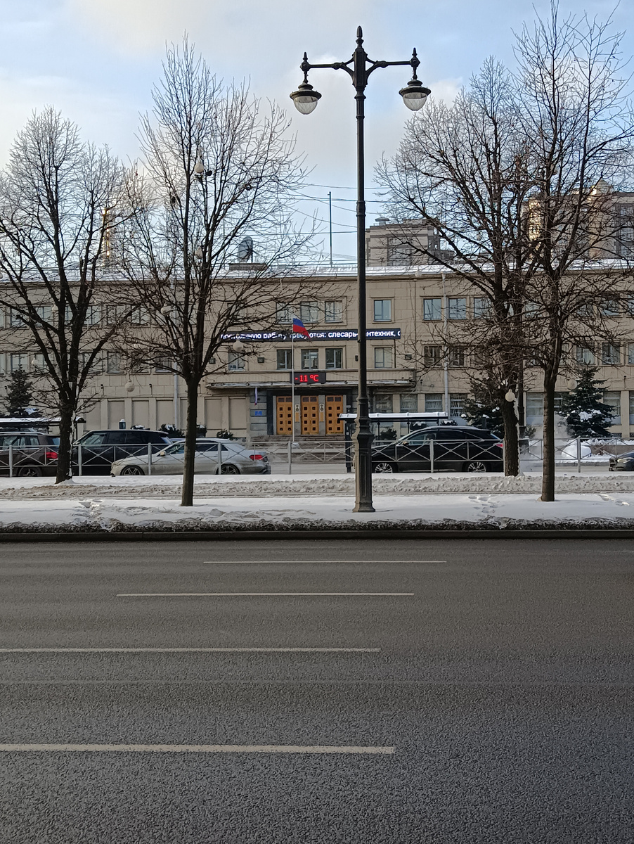 Московский райсовет ,напротив него- ещё одна библиотека,т.н. библиотека Роста.