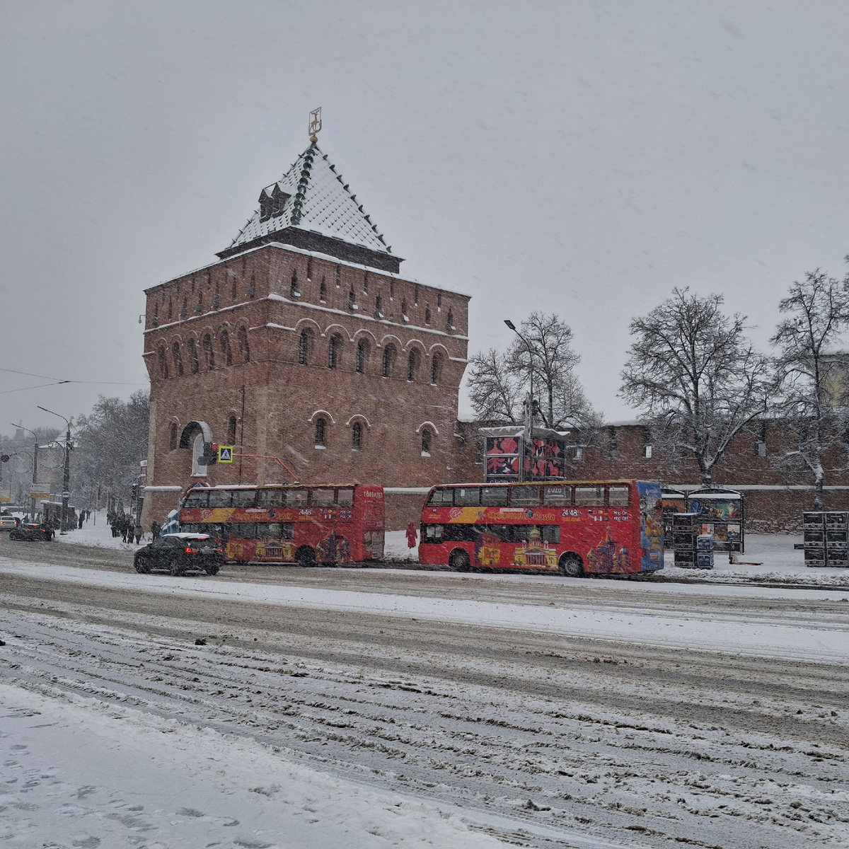 Туристические автобусы у Нижегородского кремля. Фото автора.