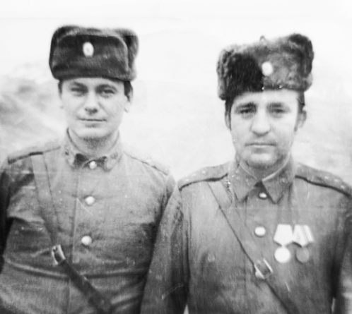 Прапорщик ПВ КГБ СССР Е. Сурков с офицером-сослуживцем