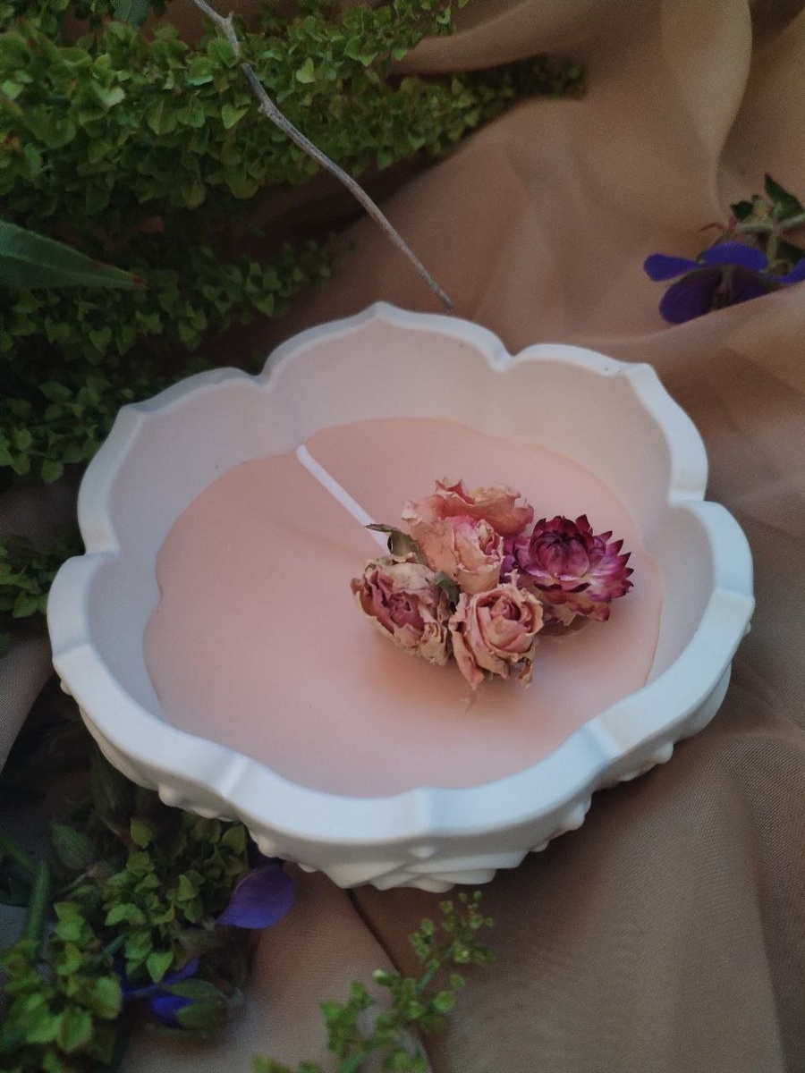 Это одни из самых первых работ. Свечи из пчелиного воска, выполнены в природной стилистике и ярких тонах, украшены сухоцветами.