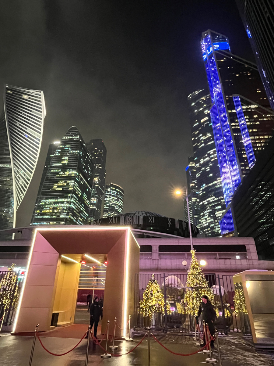 Вид на Москва-Сити от главного входа в Экспоцентр 