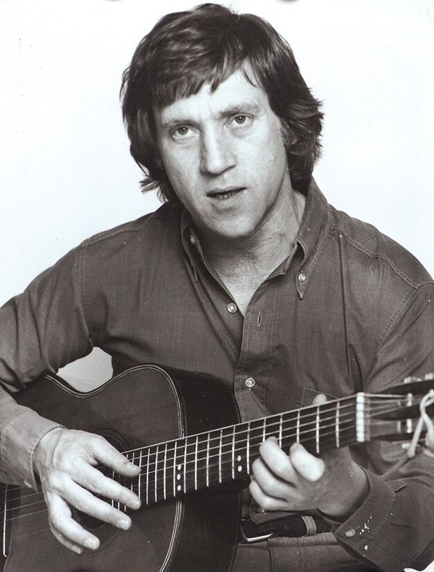 Евгений Евтушенко в конце 80- х назвал Высоцкого "поющим нервом нашей эпохи"