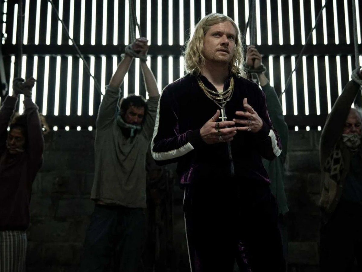    Джек О«Коннелл сыграл сэра Джимми Кристала — лидера культа «Джимми»