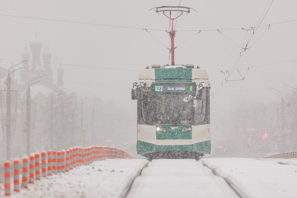    Мальчик вбежал в бог трамвая на остановке. Валерий ЗВОНАРЕВ