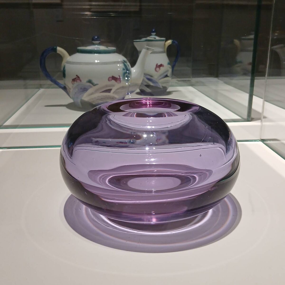 Ваза для цветов. Н.Н. Ростовцева, Брянская обл. г. Дятьково. 1956 г. Дятьковский хрустальный завод (?). Завод им. Дзержинского (?). Экспонат выставки "Авангардистки дизайна". Фото автора