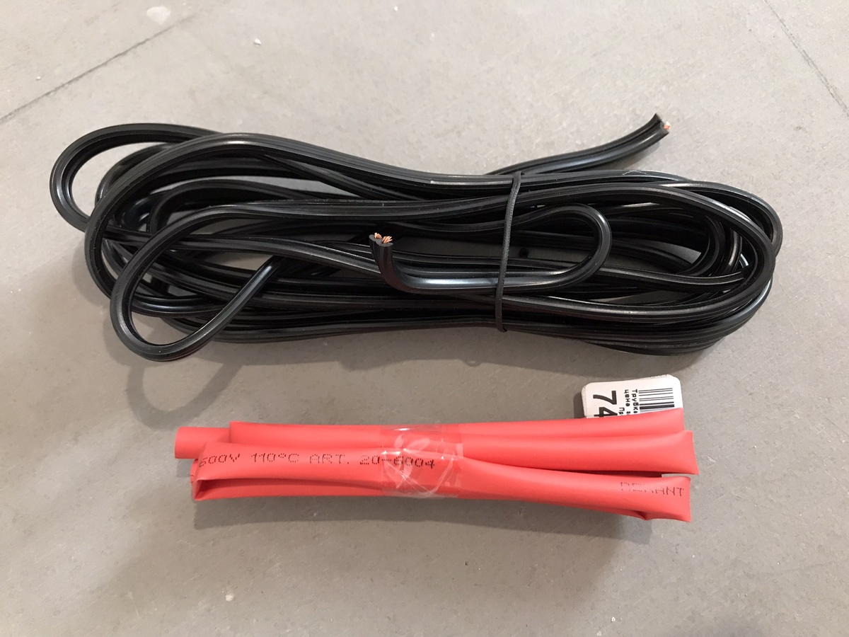 Провод и красная термоусадочная трубка, чтобы удлинить провод. Фото Тищенко Василий.