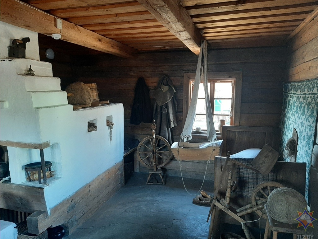 Та самая хаты, где родился Якуб Колос! На противоположной стене, в углу, иконостас и икона Девы Марии!