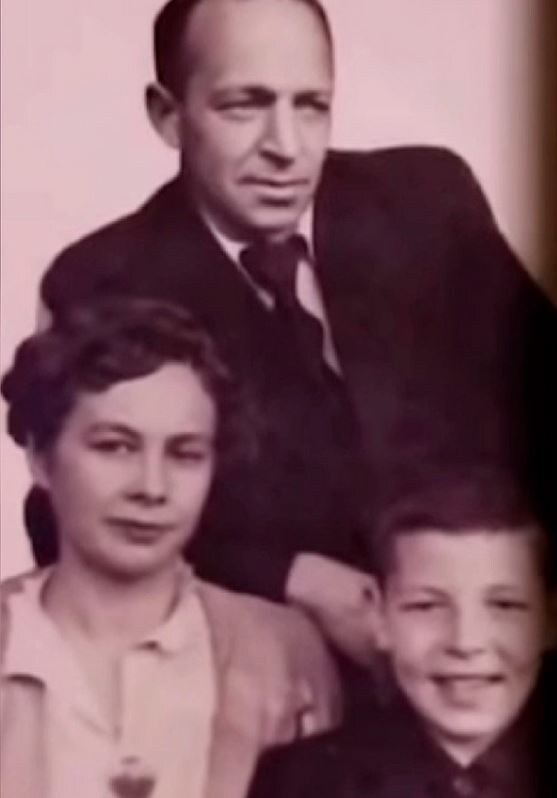 Актер с родителями. Фото из сети