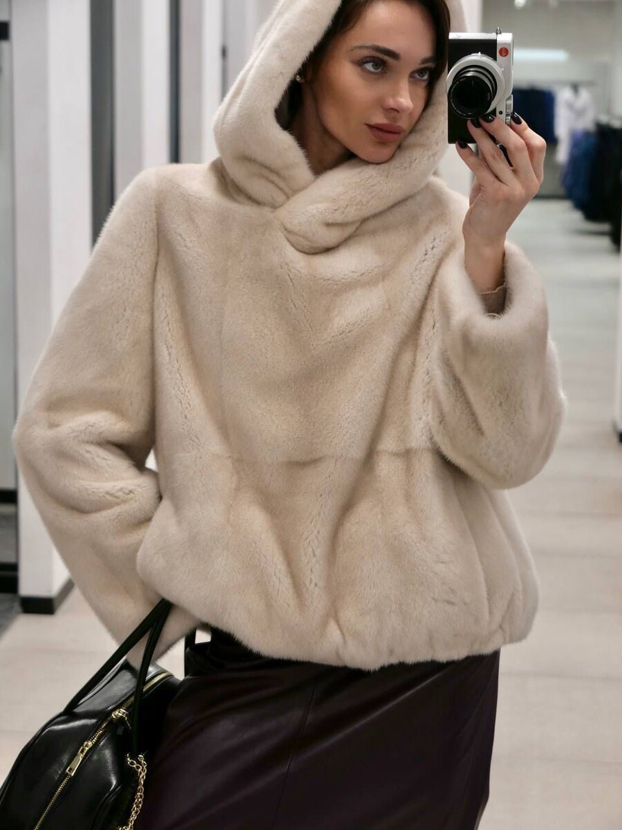 Пример актуальных вариантов коротких шуб (меховых курток) с капюшоном