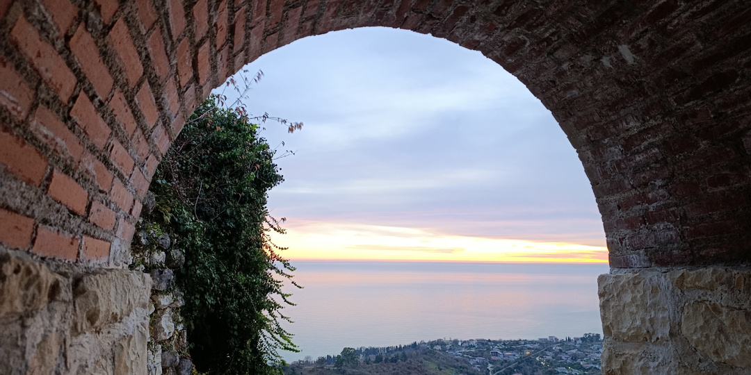 Вечерний Новый Афон в начале января