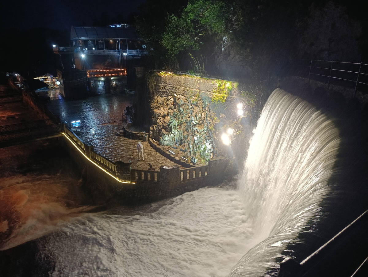 Водопад Псырцхинской ГЭС в темноте