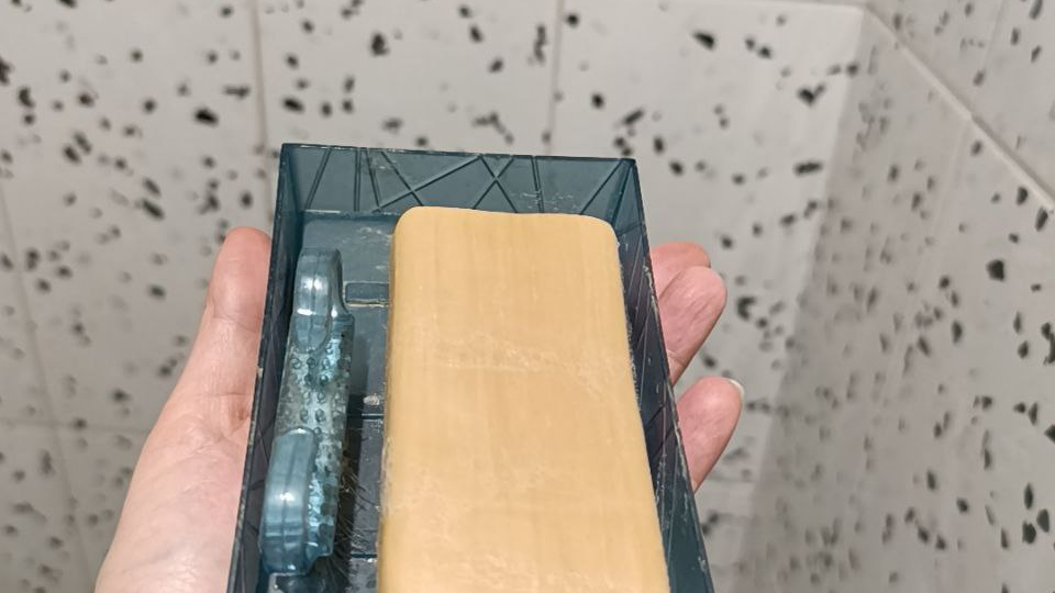 Не только для стирки: 7 необычных способов применить хозяйственное мыло в быту и ремонте