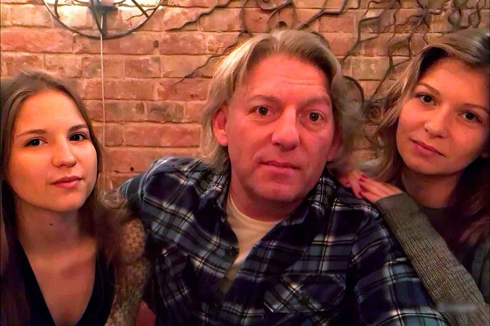    Александр Олейников с дочками. Фото: социальные сети.